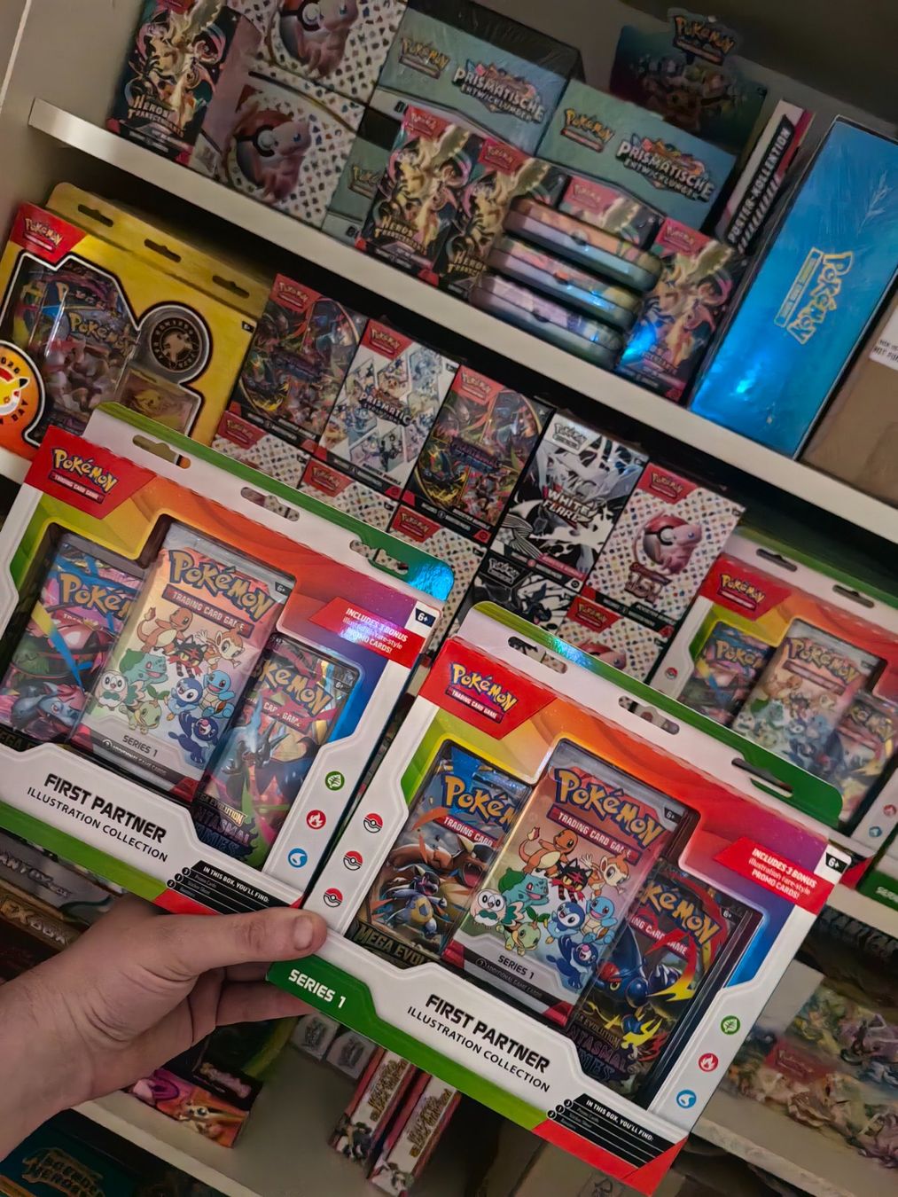 Pokémon Carte collezionabili: Pokemon First Partner Illustration Collection – Nuovo e nell'imballaggio originale da Dübendorf venduto da Exory