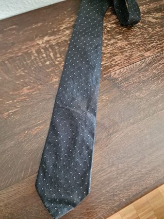 Zara Krawatte – Modern, stilvoll & vielseitig