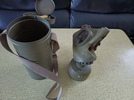 Schweizer Armee Gasmaske mit Behälter & Zubehör.Fega
