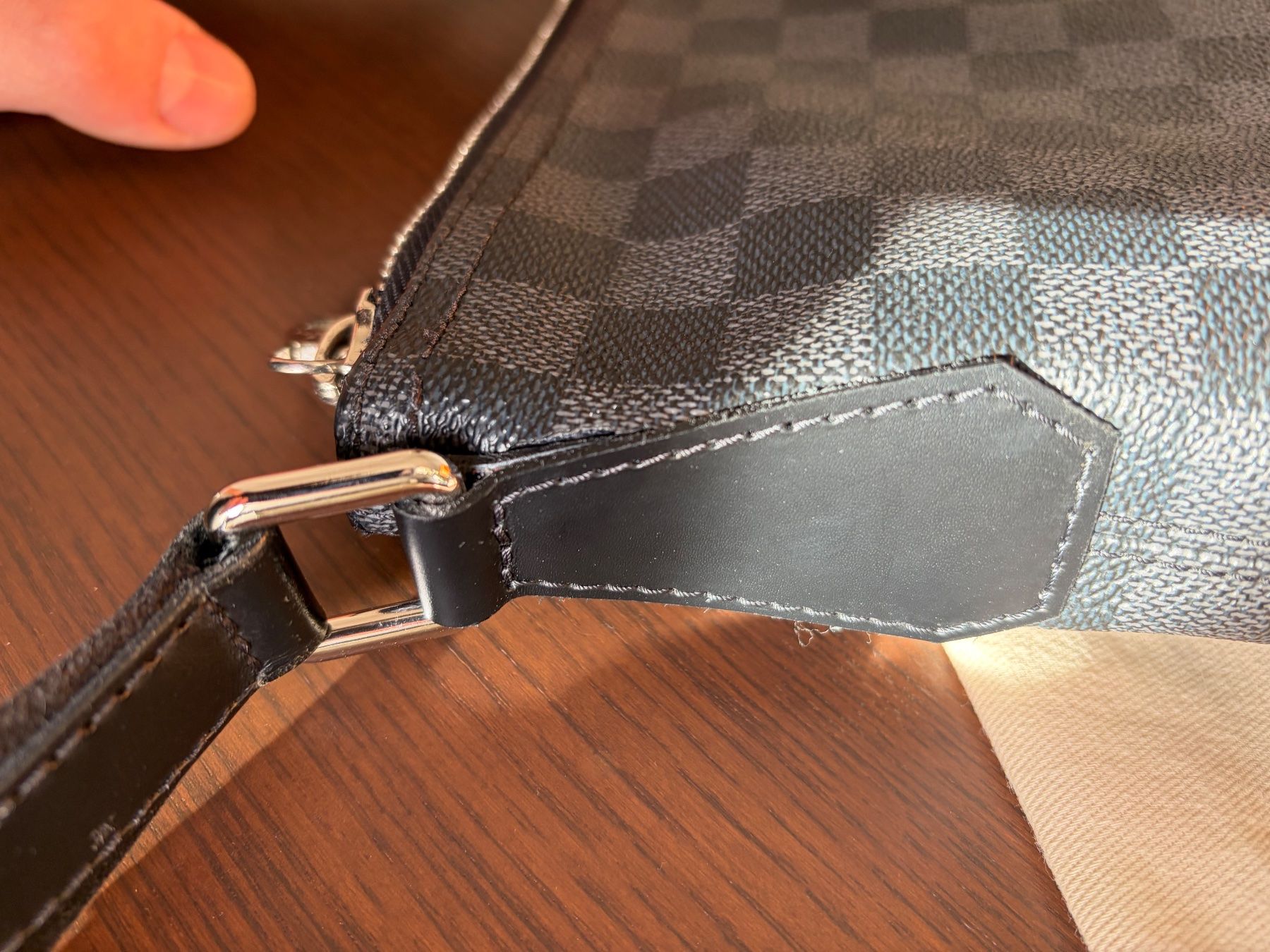 Louis Vuitton Borse: Louis Vuitton Torres Messenger Bag, Damier Graphite – Usato da Luzern venduto da WhoAmI 7