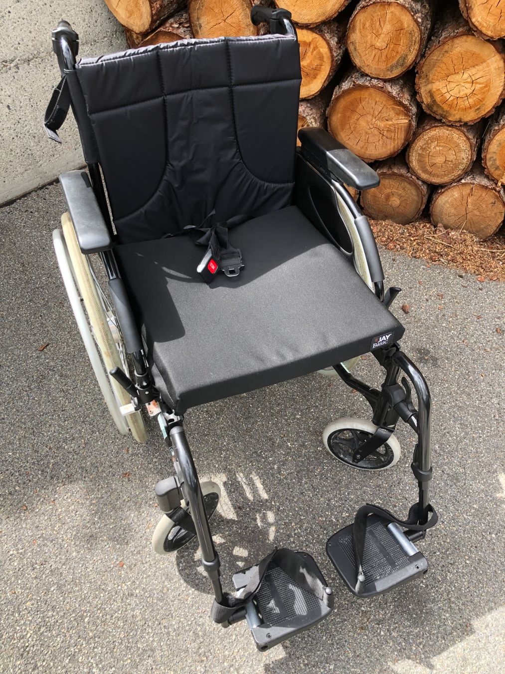 Sedie a rotelle: Rollstuhl INVACARE Action3 mit Trommelbremsen – Usato da Celerina venduto da Curdinu