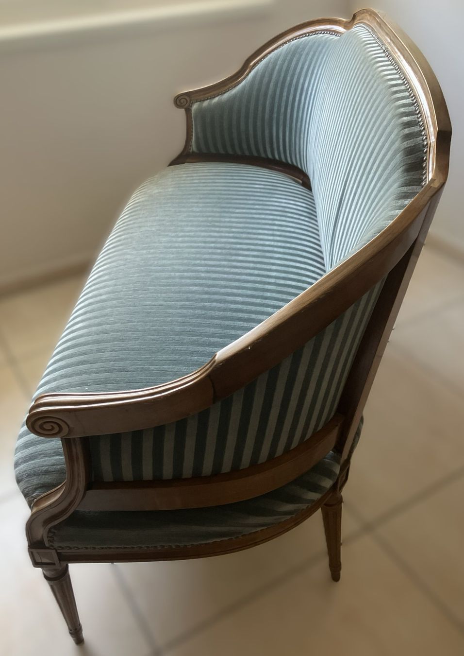 Sofas: Elegantes Biedermeier / Louis-Philippe Sofa, Nussbaum & Samt – Gebraucht aus Luzern von FeU 2