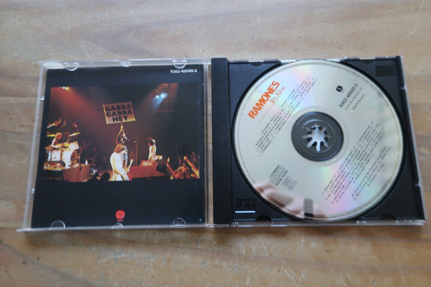 CD: THE RAMONES - IT'S ALIVE - CD – Usato da Basel venduto da Patiscat 3