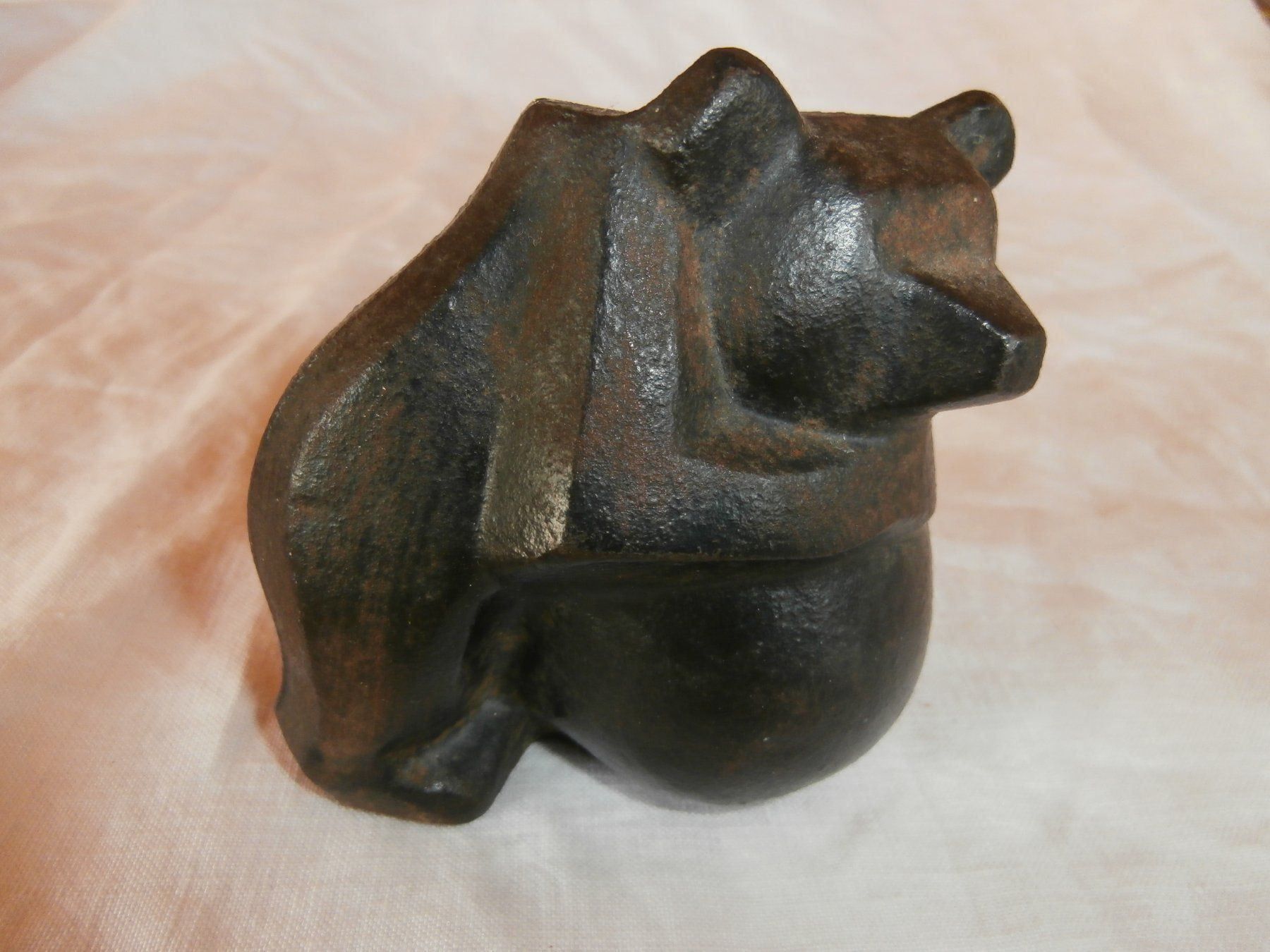 Figuren: Kleiner Zent Gusseisenbär sinnierend auf Kugel – Gebraucht aus Rüschegg-Heubach von Ofen111 2