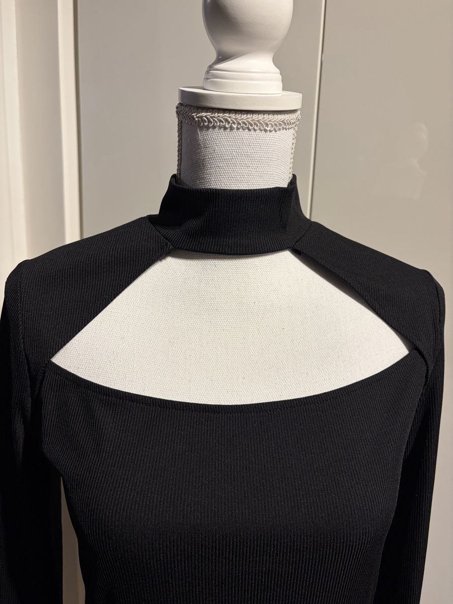 Guess Tops: Guess cut out top, size L. Stretch – D'occasion à Nyon par Deb_D39 2