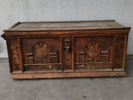 Antike Holztruhe bemalt geschnitzt, Kiste Holzmöbel Deko