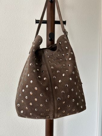 Schultertasche Wildleder braun mit Nieten von Mango
