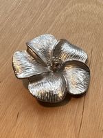 Broschen Blume silberfarben mit Steinchen Marke LEVYR