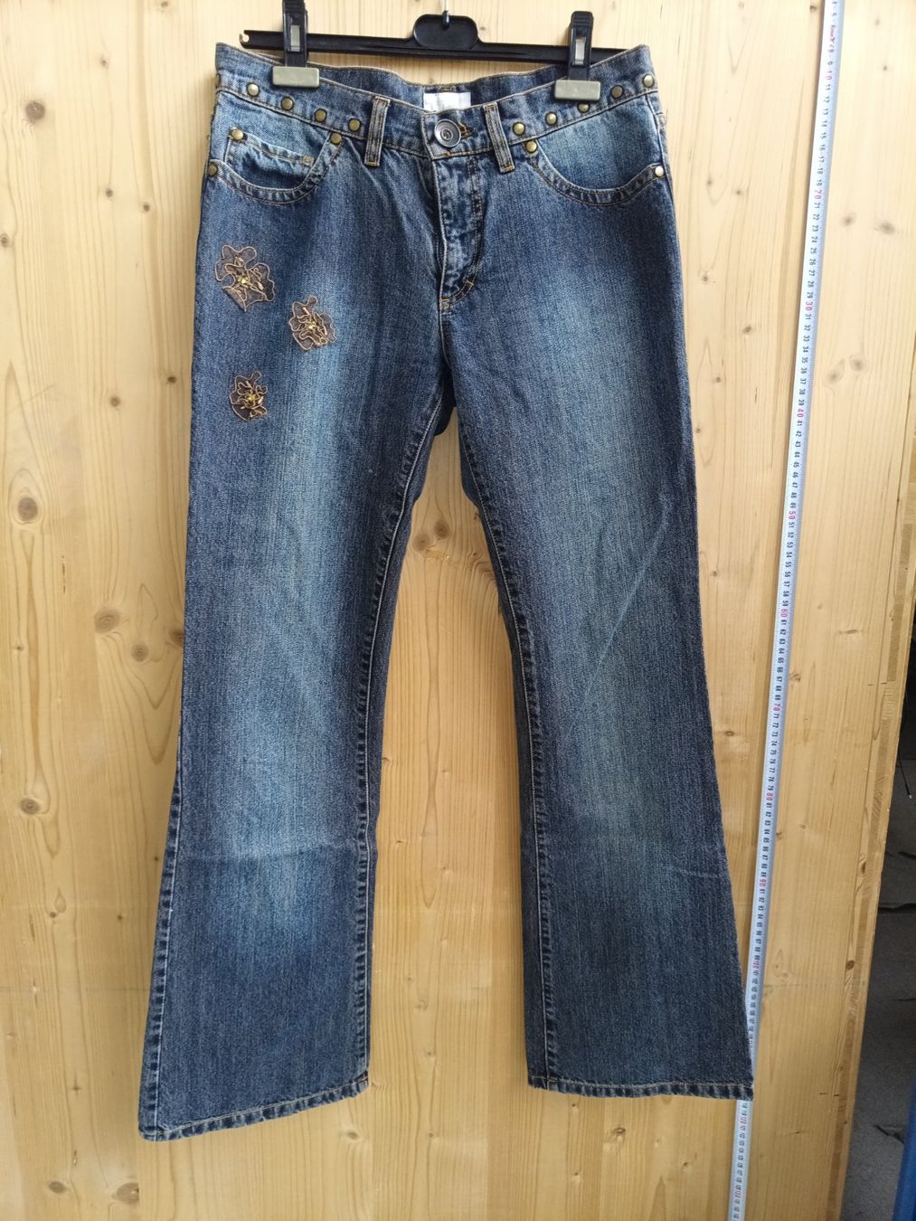 Jeans: Coole Jeans mit Blumenmuster – Nuovo e nell'imballaggio originale da Wängi venduto da Ladys_First