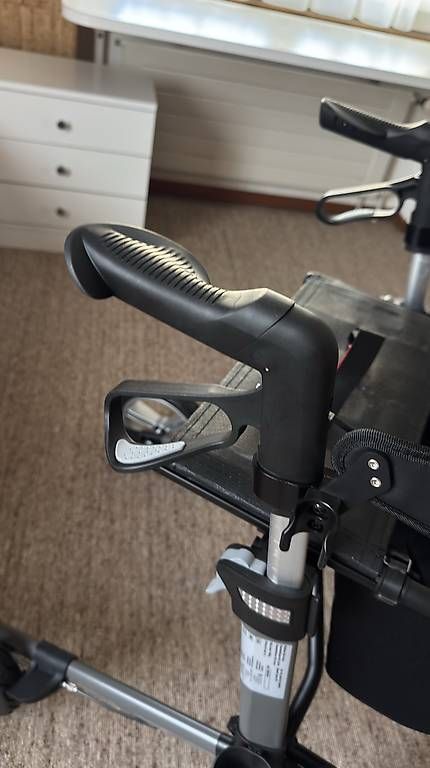 Aides à la marche: Rollator/ Gehilfe – Neuf avec emballage d'origine à Baar par Fam_Baur 1