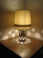 Tisch Lampe im Mid Century Stil, leuchtet zusätzlich im Fuss
