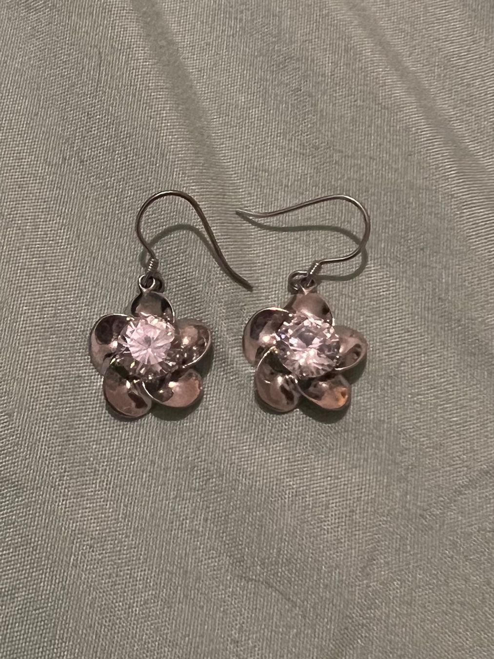 Orecchini pendenti & Orecchini a lobo: Floral earring – Usato da Genève venduto da Ballpencase