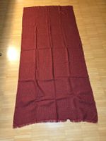 Roter Schal mit Fransen