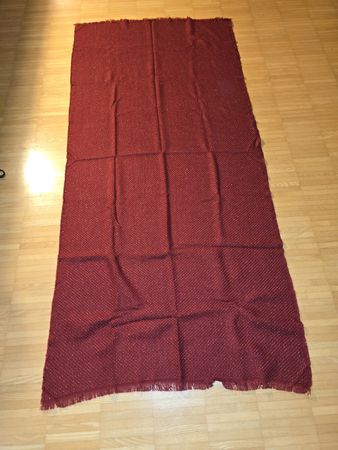 Roter Schal mit Fransen