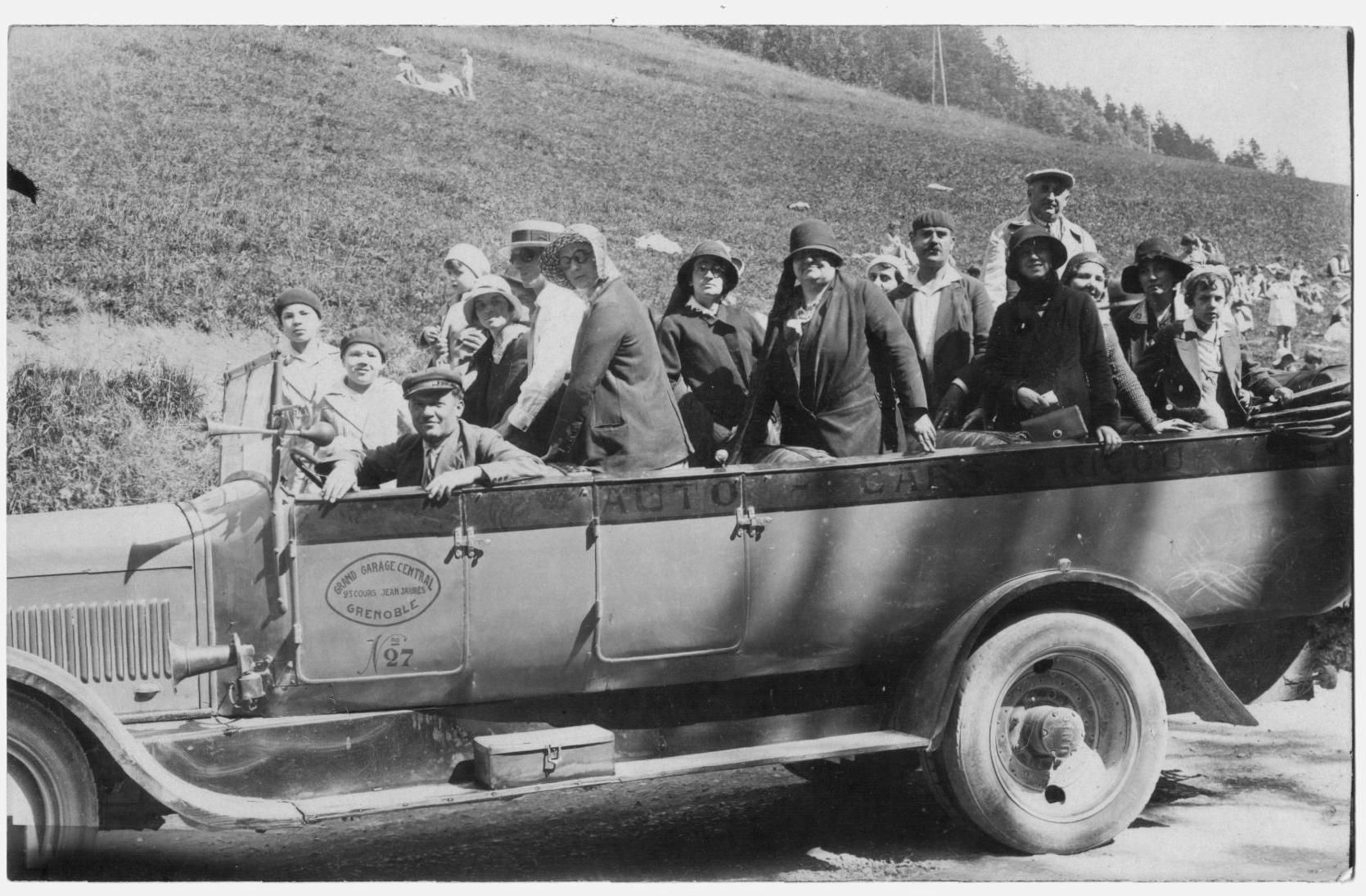 Ansichtskarten: Autocar du Grand garage central de Grenoble - Excursion 1930 – Gebraucht aus Chavornay von 4dphila