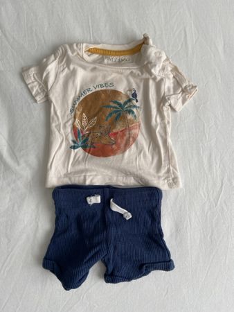 Süsses Sommerkleiderset bestehend aus Hose und T-Shirt 62/68