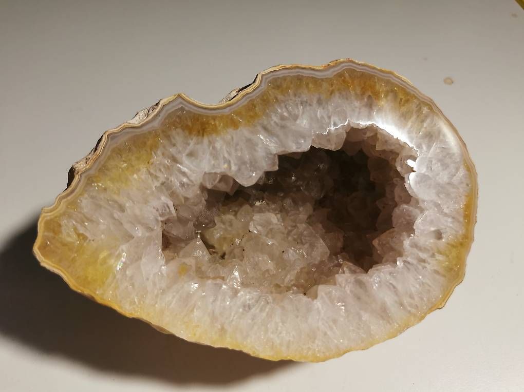 Minerali & Pietre curative: Achatgeode mit Chalcedonkristalle – Usato da Stansstad venduto da ramschliese