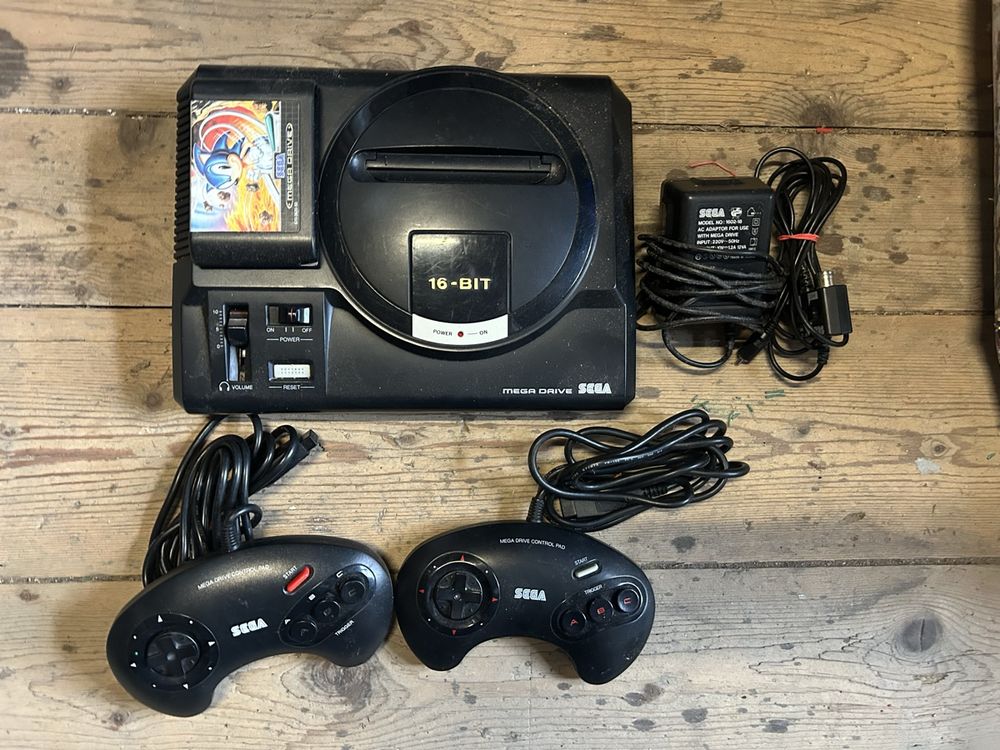 Sega Mega Drive – mit 2 Controllern, Netzteil & Spiel (Gebraucht) in ...