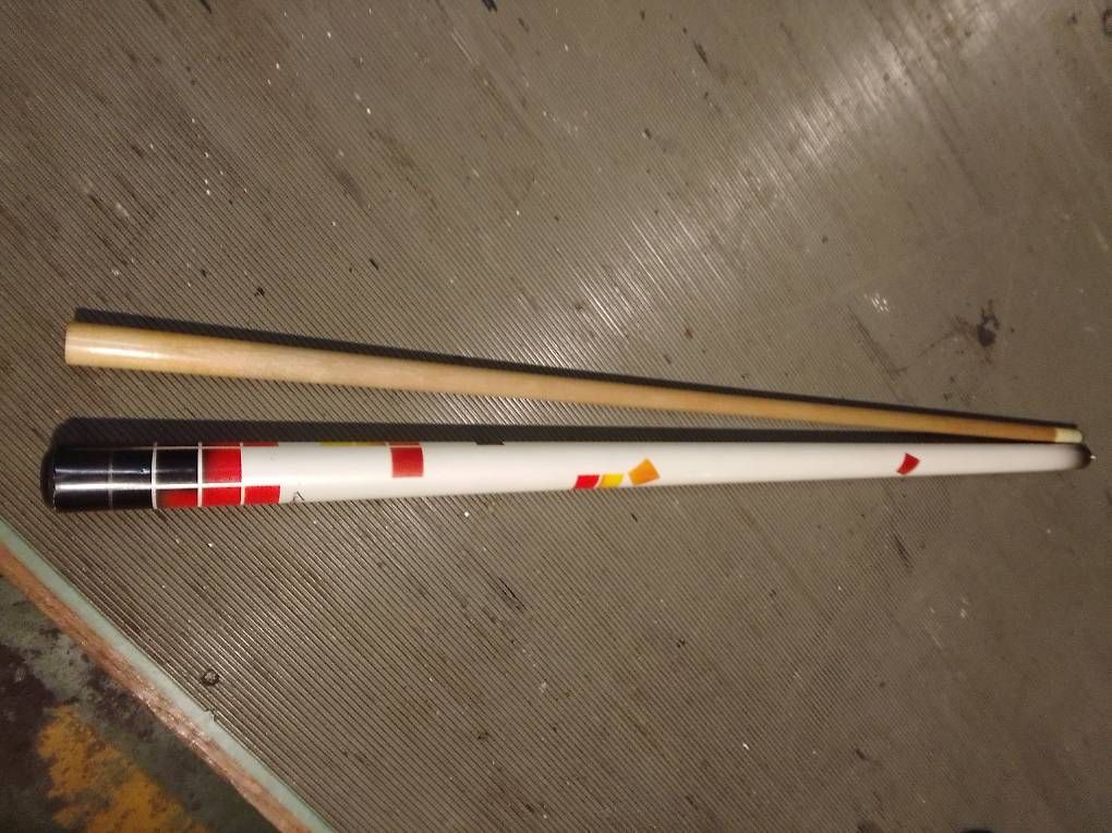 Anzüge: Billard Queue mit 2 Teilen und blauer Pomeranze – Gebraucht aus Basel von Petergunn