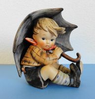 grosse HUMMEL Figur Goebel "Knabe unter Schirm" Höhe 13 cm!