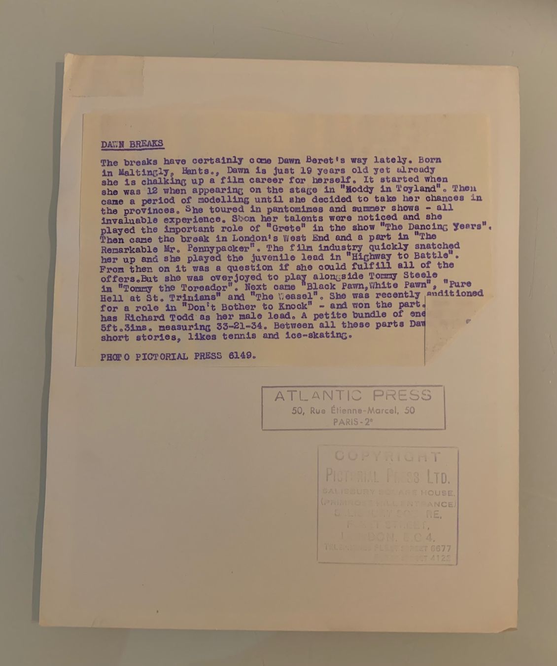 Foto & Immagini: Foto um 1961 Dawn Beret ! – Usato da Bern venduto da Artbrokerswitzerland 1