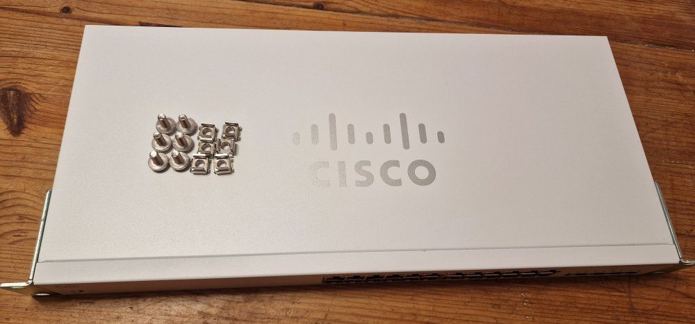 Cisco Hub & Switch: Cisco Switch CBS220-24T-4X 28 ports – Usato da Othmarsingen venduto da skygi 1