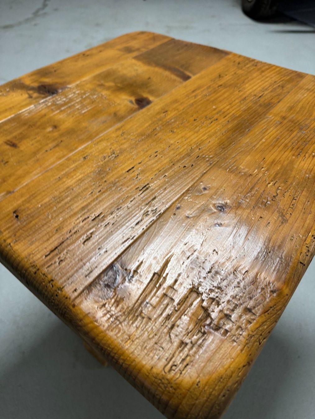 Tische: Antique Centre Table – Gebraucht aus Gsteig b. Gstaad von Auctionly 3