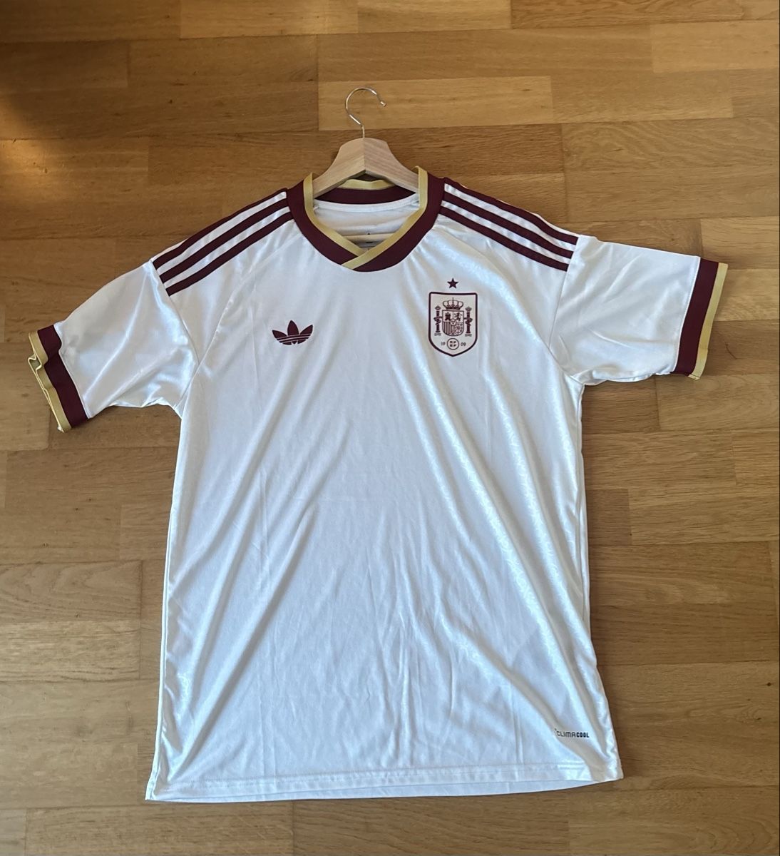 Canottiere & Pantaloni: WM 2026 Spanien Trikot Auswärts – Nuovo (secondo la descrizione) da Basel venduto da kleinerprinz
