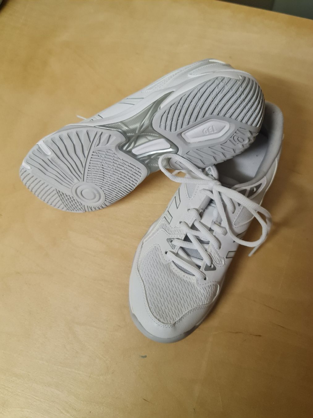 Herrenschuhe: Hallen Sportschuhe Grösse 40.5 – Neu (gemäss Beschreibung) aus Weier im Emmental von tamarabichsel 1