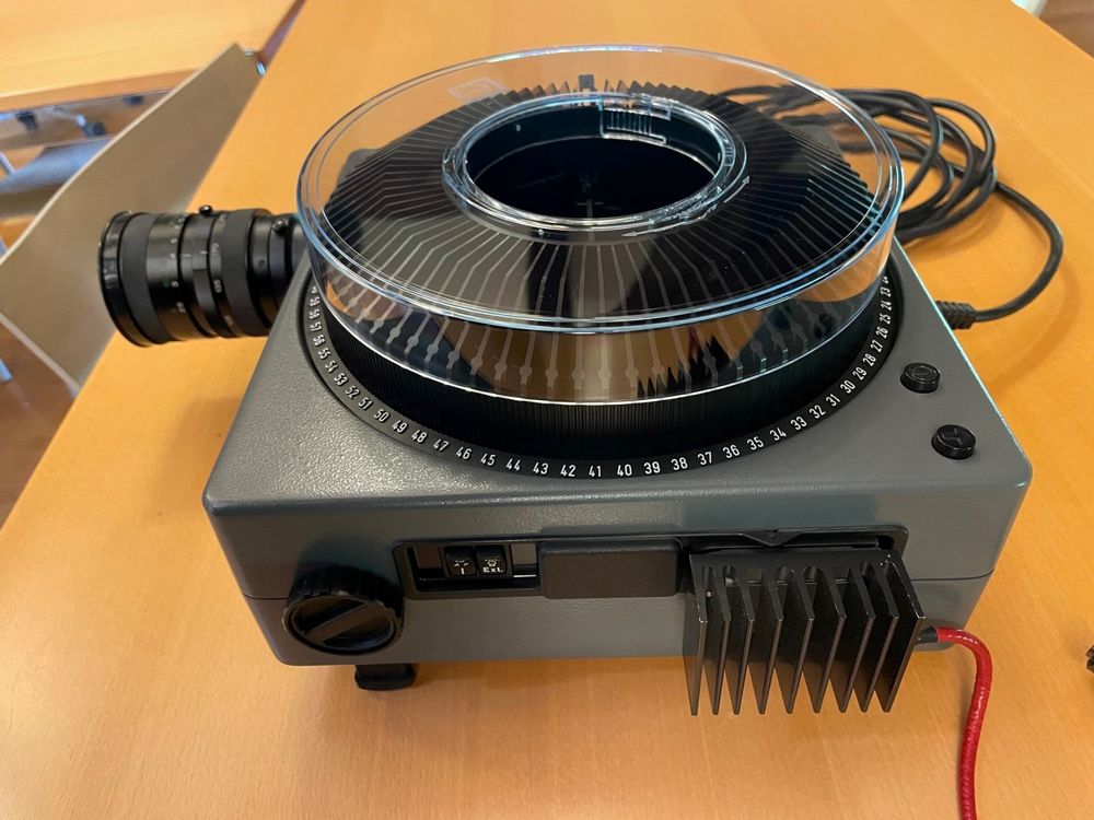Lot 824 - A Kodak Carousel S-AV 2050 Slide Projector