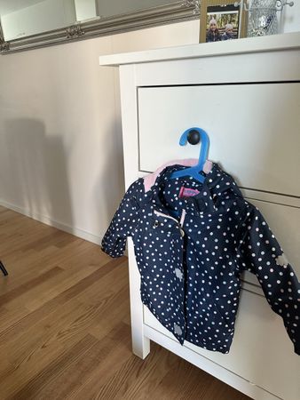 Kinder Regenjacke Dunkelblau Tupfen Grösse 86 guter Zustand