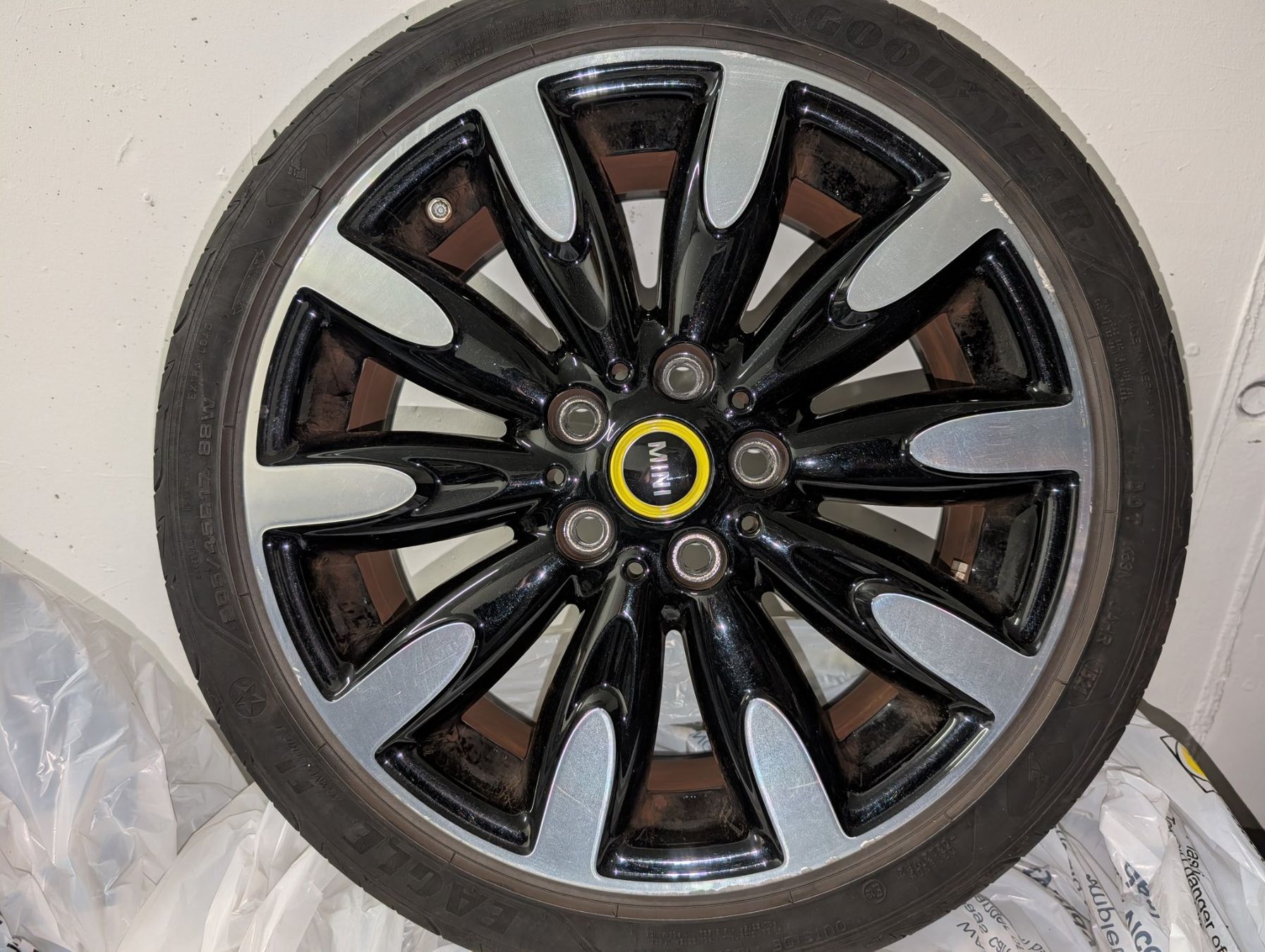 Mini Pneus & Roues: Mini Cooper SE Kompletträder 17 Zoll – D'occasion à Lenzburg par igor.b 2
