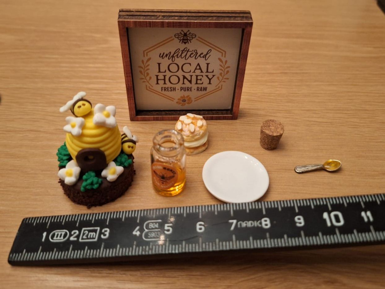 Case e mobili per bambole: Handmade Honig Torte Set, Bienenstich Törtchen – Nuovo (secondo la descrizione) da Zürich venduto da HandmadeTinyFood 1