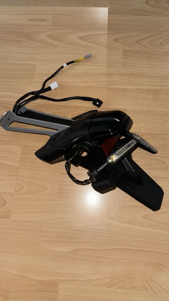 Yamaha Tutti i ricambio per moto: Yamaha Kennzeichenhalter mit Blinker ORIGINAL – Nuovo e nell'imballaggio originale da Uster venduto da Haki.vhc