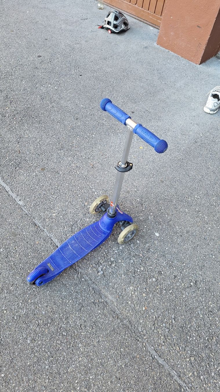 Giocattoli: Kinderroller blau mit Helm mintgrün gebraucht – Usato da Bergdietikon venduto da ele_kwb9 2
