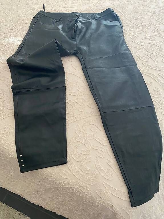 Hosen: Vendesi pantaloni vera pelle nera donna – Gebraucht aus Novazzano von sol_vk8x
