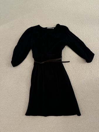 schwarzes Kleid