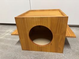 Holz Katzenhaus mit Aufstiegshilfen, guter Zustand