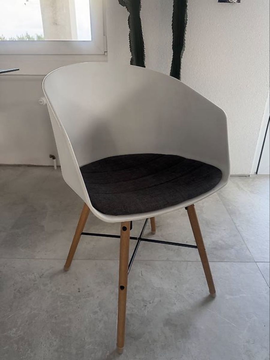Tables: Table en verre & 6 chaises  – D'occasion à Colombier NE par NeuchOnline 3