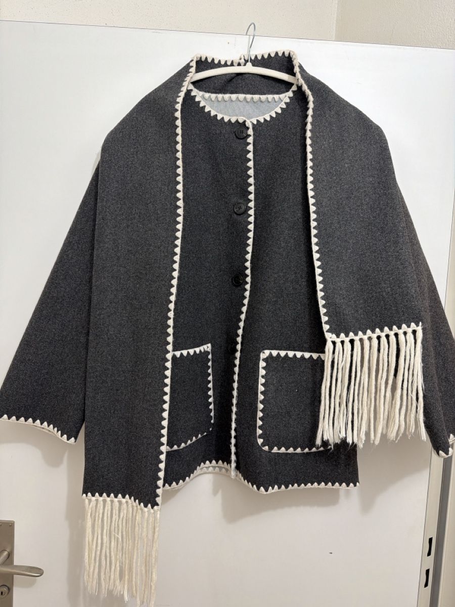 Giacche: Chic Wool Blend Jacket with Fringe Scarf - Winter Style – Nuovo (secondo la descrizione) da Zürich venduto da Pandainlondon