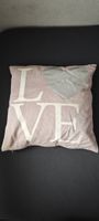 Liebevolles Kissen mit Schriftzug "LOVE"