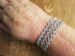 Armband silberfarbener Stoff m. Metallabschlüssen18cmx2,2cm