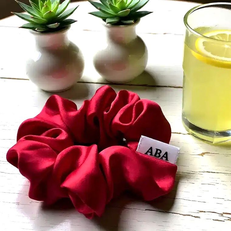 Haarschmuck: Rotwein Seide Scrunchie - Handgemachtes - Neu! – Neu und originalverpackt aus Vals von ABA-Atelier 4