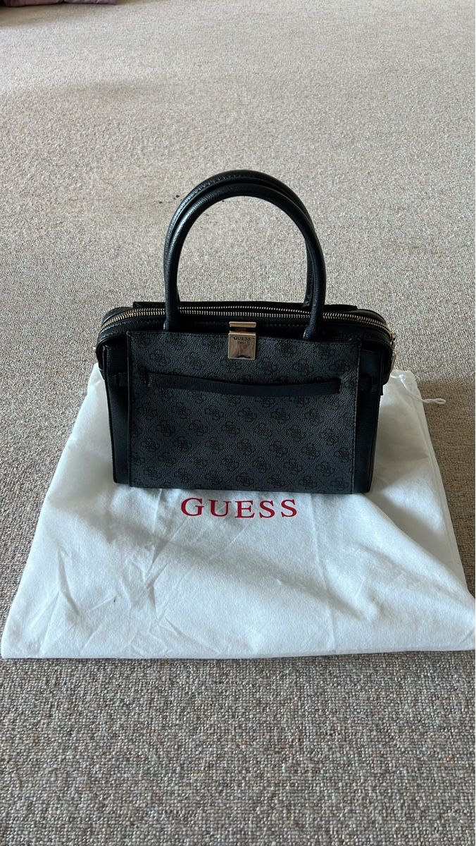 Guess Sacs femmes: Damen Handtasche Guess schwarz mit Muster – D'occasion à Winterthur par T890251