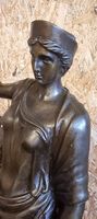Bronzestatue Göttin Hera, auf schwarzem Marmorsockel