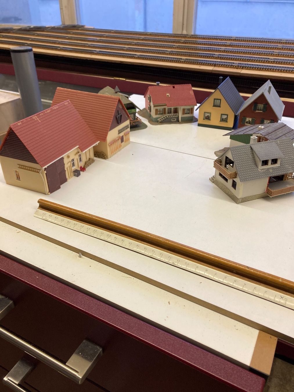 Modellini di ferrovie: 7er Set kleine H0 Einfamilienhäuser und Bauernhäuser – Usato da Büsserach venduto da ModellbahnDepot 3
