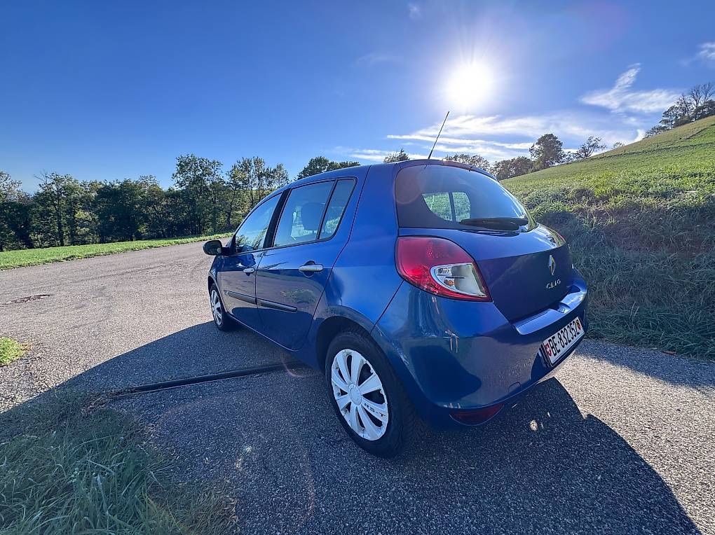 Renault Autos: Renault Clio 1.2 16V 2011 – D'occasion à Niederbipp par SezerC. 1