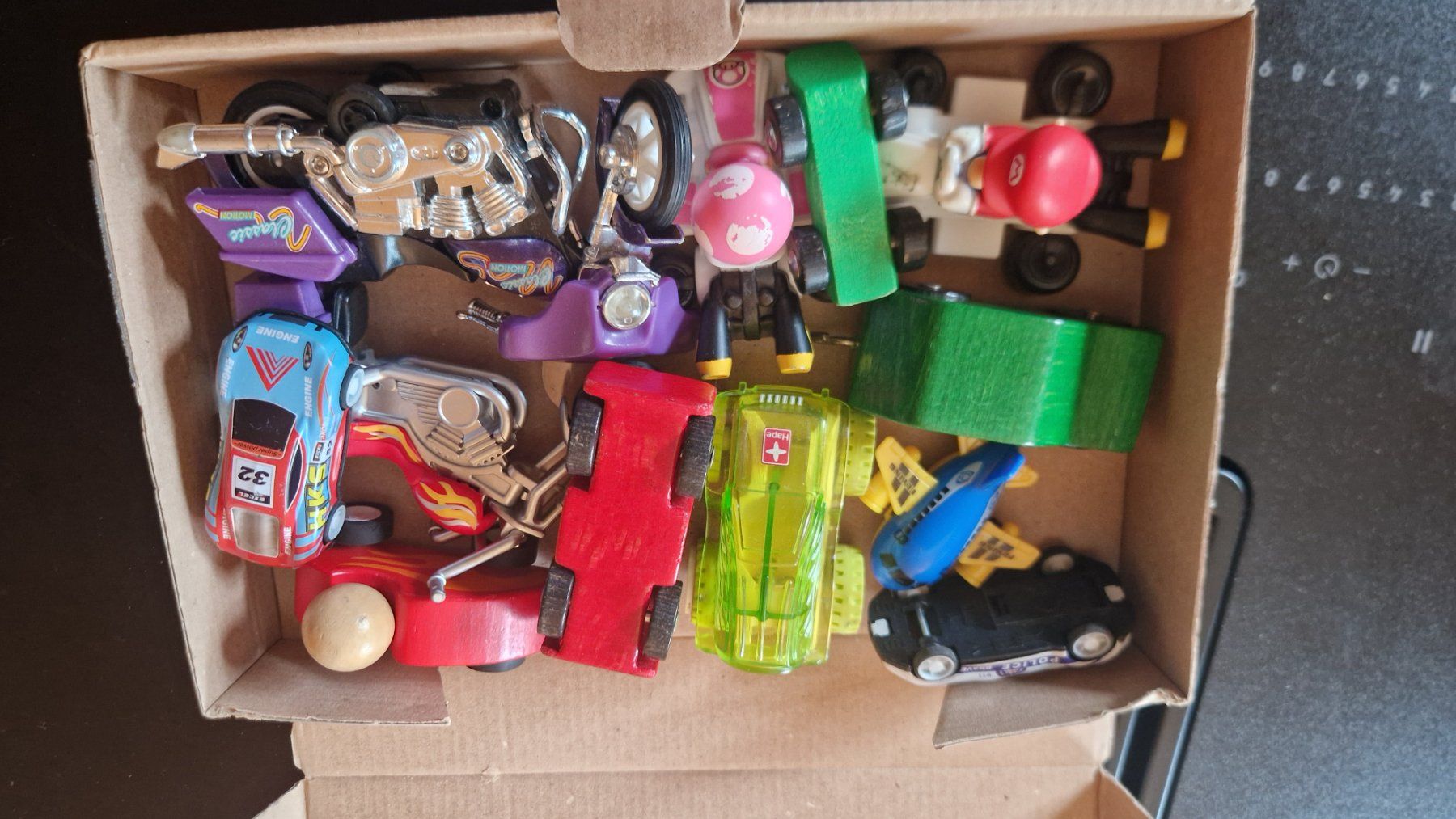 Spielzeuge: Kleine Autos etc – Gebraucht aus Linthal von nat_gp2j