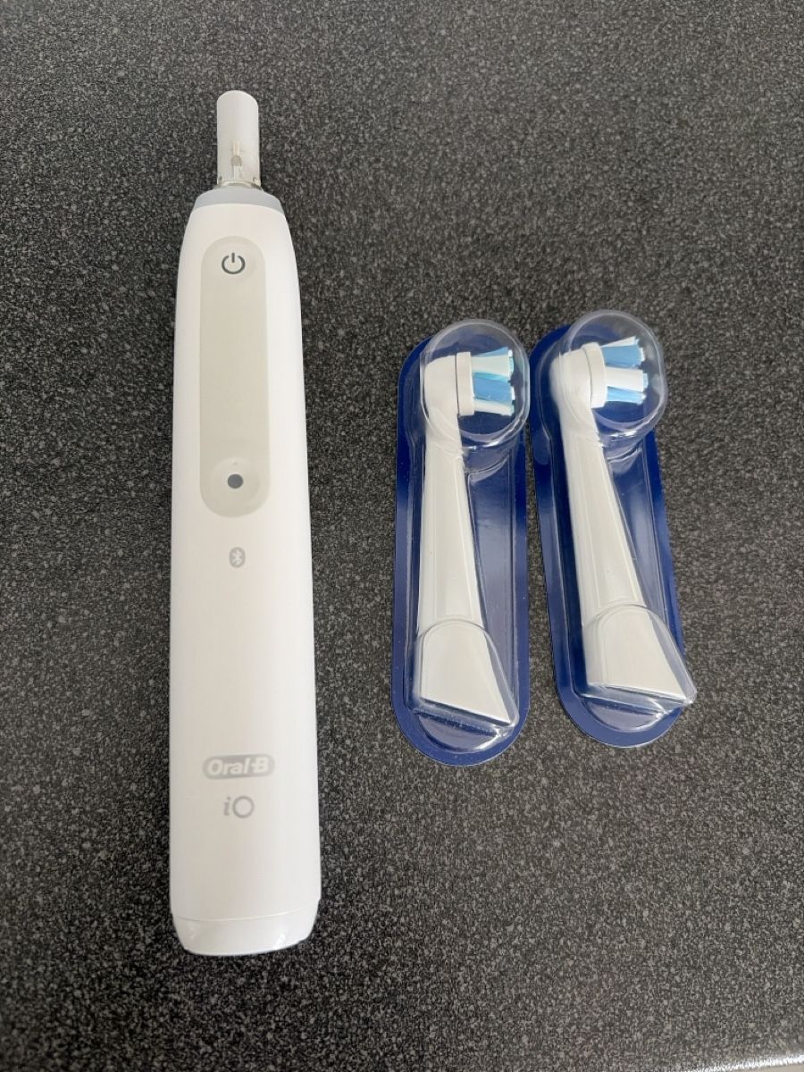 Oral B Cura dei denti: Oral B io 4 – Usato da Fontainemelon venduto da and_c8kx