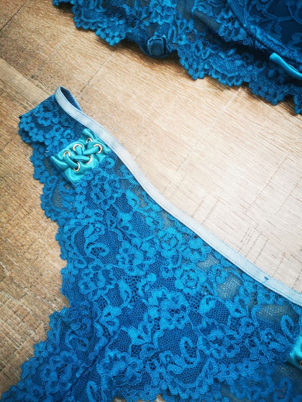 Autres dessous: blaues Dessous-Set mit Spitze, Grösse 75C – D'occasion à Balsthal par Leila_Luna 2